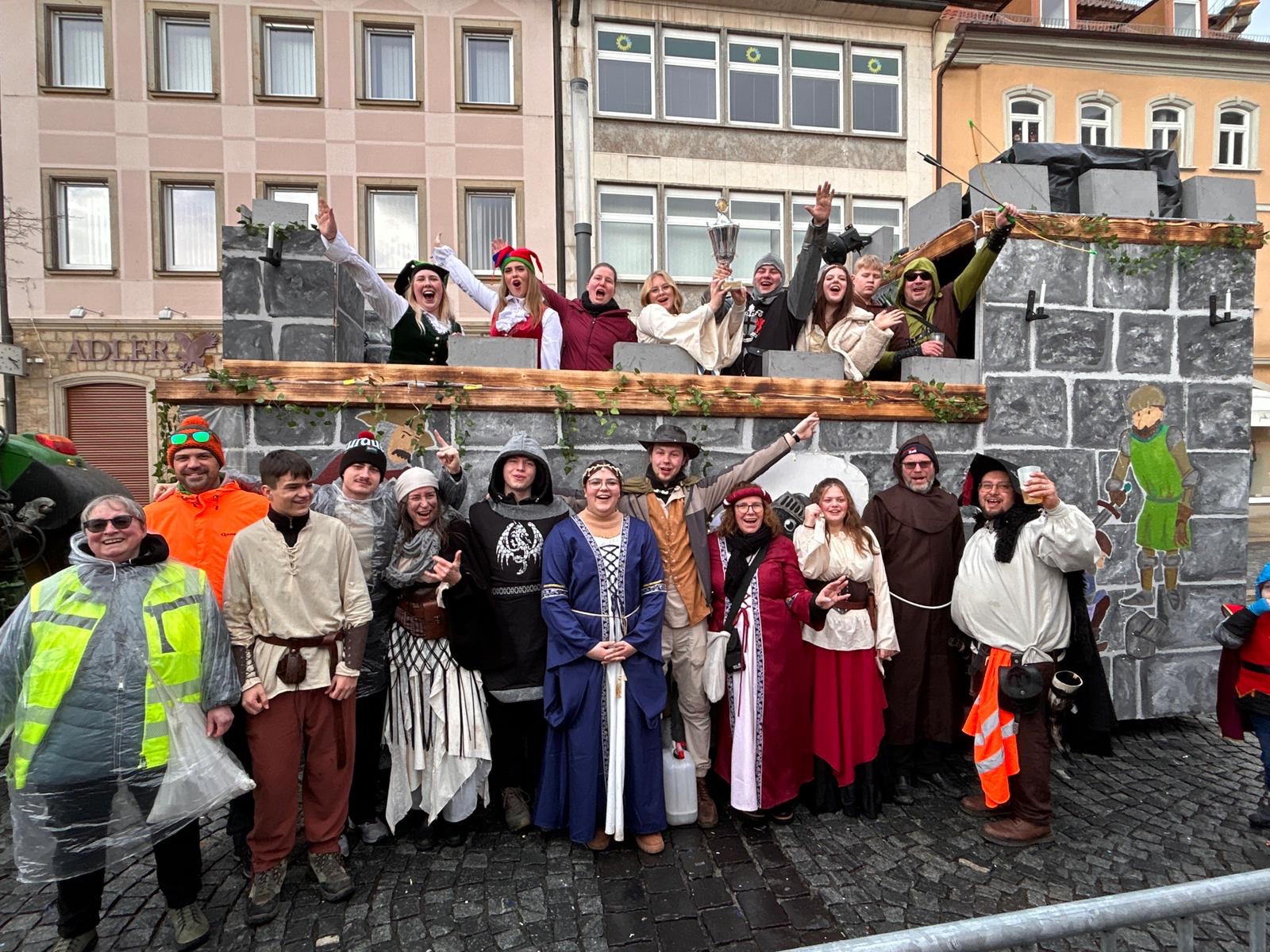 Die Faschingsfreunde Zeller Kracken in Rittergewandung vor ihrem Wagen