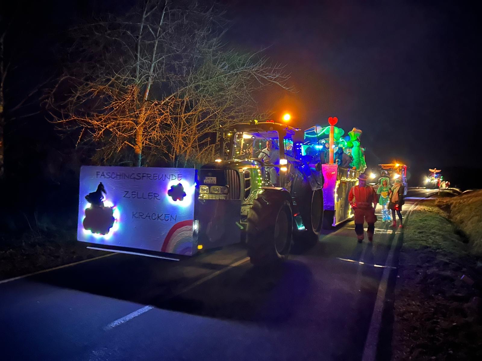 Bunt beleuchtet beim Nachtumzug