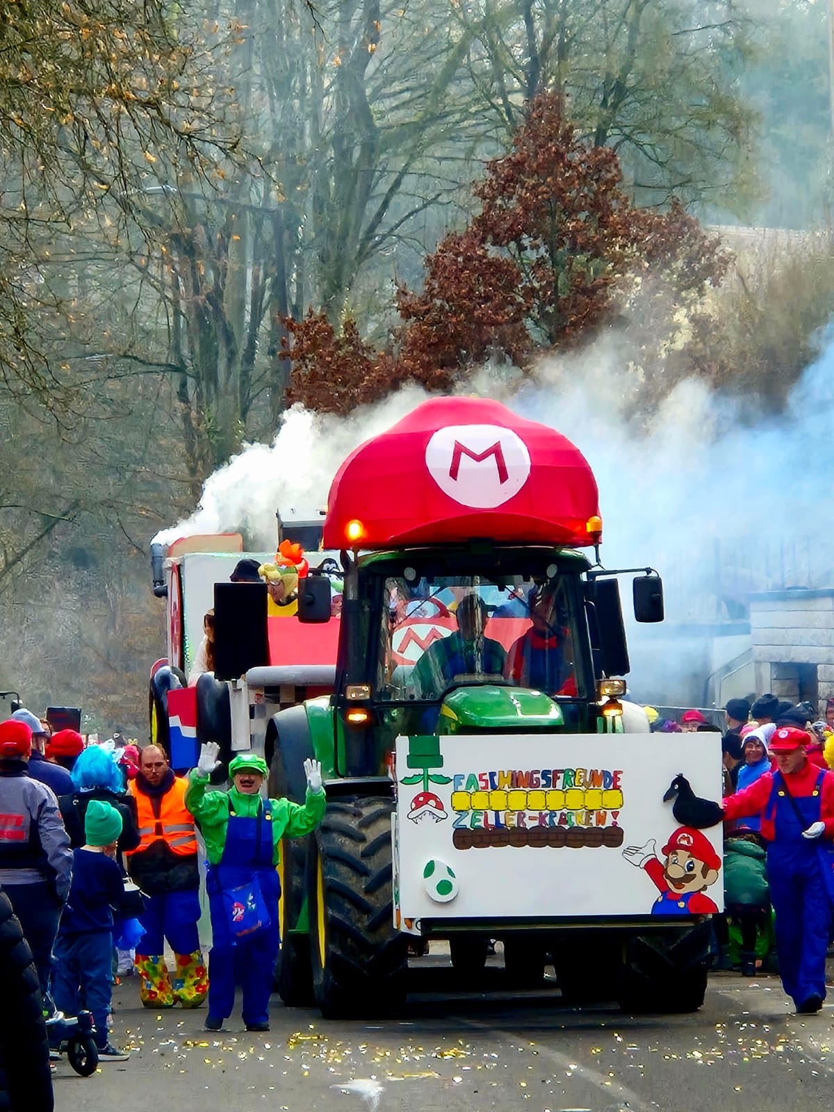 Mit Mario-Mütze und Nebel durch die Menge