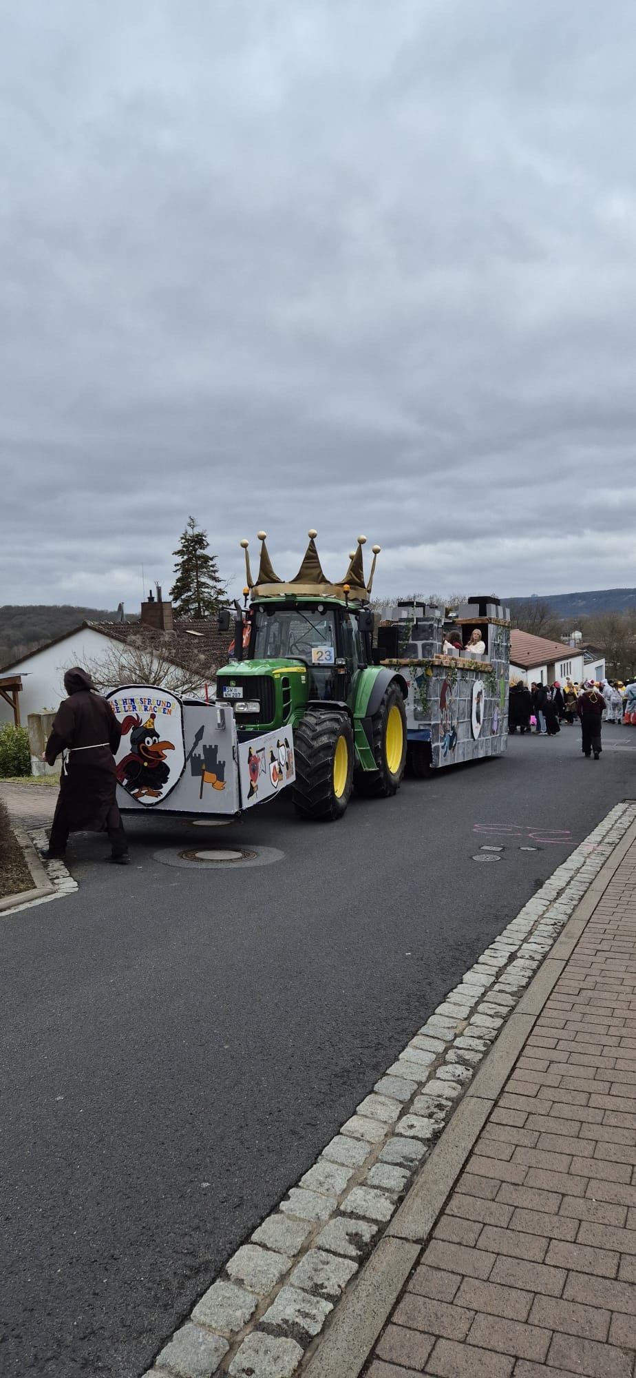 Unsere Ritterburg mit Krone auf dem Traktor